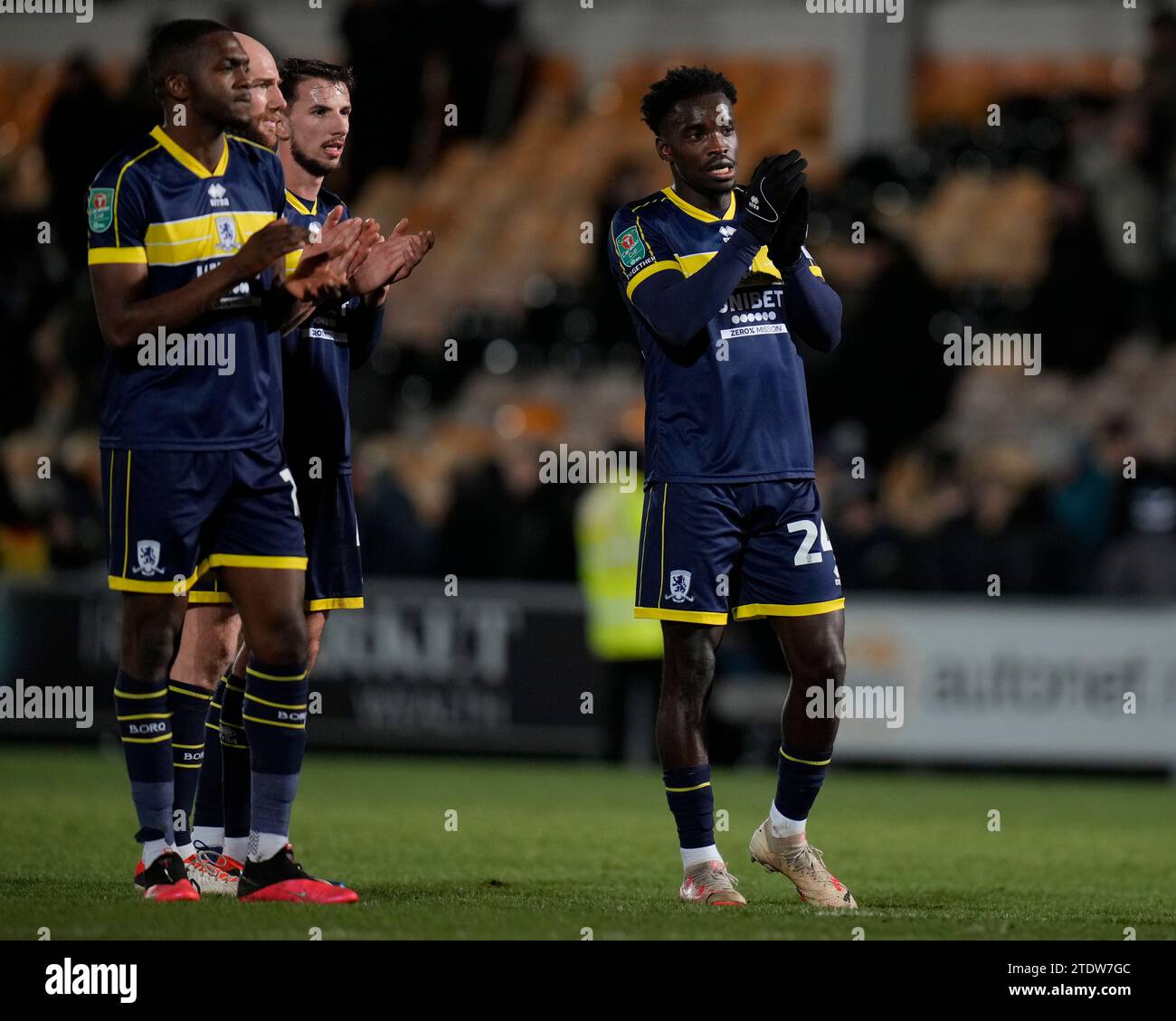 Alex Bangura #24 de Middlesbrough salue les supporters après le match de quart de finale de la Carabao Cup Port Vale vs Middlesbrough à Vale Park, Burslem, Royaume-Uni, le 19 décembre 2023 (photo Steve Flynn/News Images) Banque D'Images