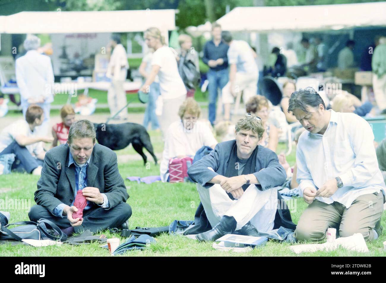 Pique-nique littéraire, Haarlem, pays-Bas, 26-07-2003, Whizgle News from the Past, taillé pour l'avenir. Explorez les récits historiques, l'image de l'agence néerlandaise avec une perspective moderne, comblant le fossé entre les événements d'hier et les perspectives de demain. Un voyage intemporel façonnant les histoires qui façonnent notre avenir Banque D'Images