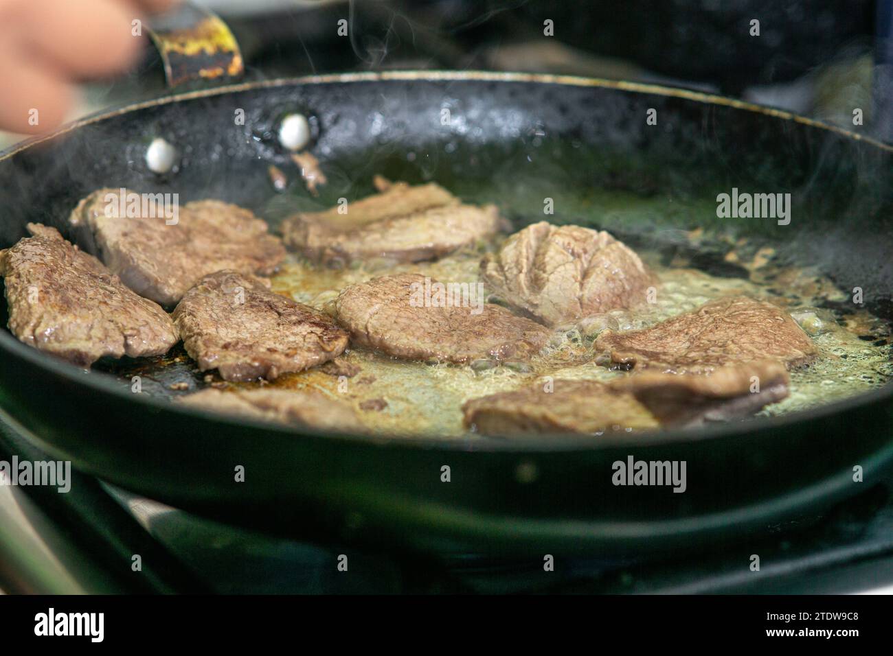 cuisson des steaks de longe dans une poêle Banque D'Images