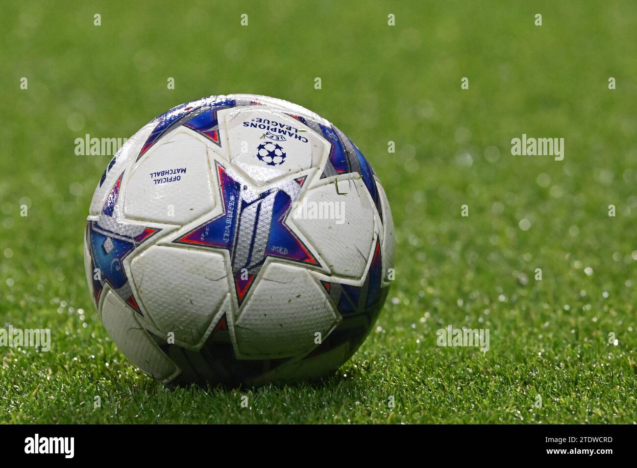 ANVERS - saison officielle de balle de la Ligue des Champions 2023 2024 Adidas UCL Pro football lors du match de groupe H de l'UEFA Champions League entre le Royal Antwerp FC et le FC Barcelone au stade Bosuil le 13 décembre 2023 à Anvers, Belgique. ANP | Hollandse Hoogte | GERRIT VAN COLOGNE Banque D'Images