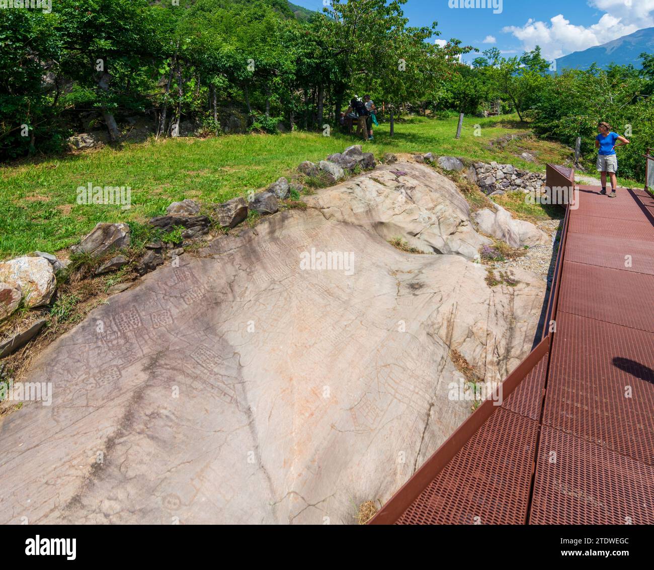 Capo di Ponte : Parc archéologique municipal de Seradina-Bedolina, sites d'art rupestre, dessins rupestres à Valcamonica (vallée de Camonica), pétroglyphes à Bres Banque D'Images