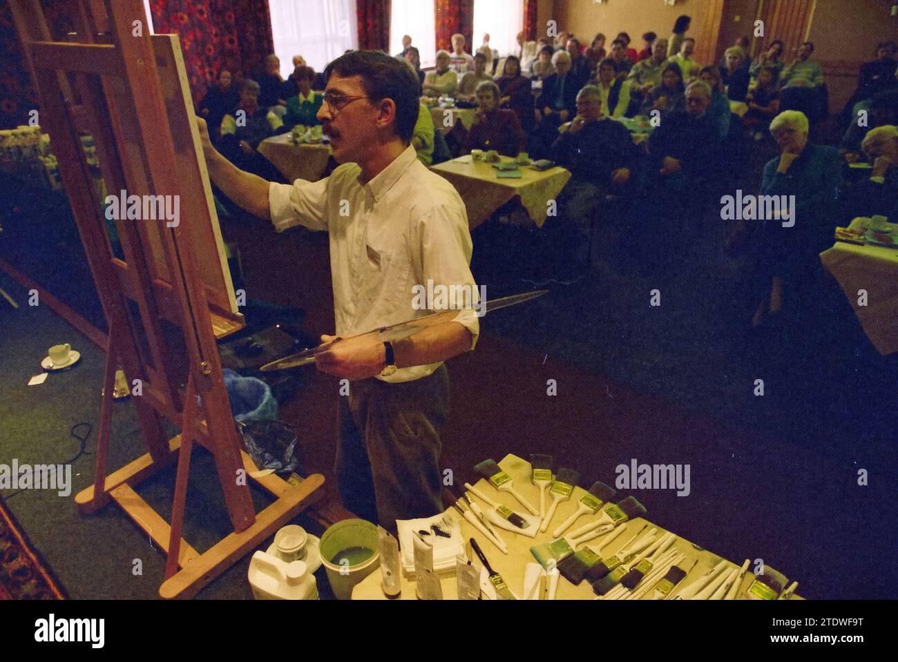 Cours de peinture rapide, Hôtel Raeckse, H'lem, Haarlem, Nederland, 17-02-1996, Whizgle nouvelles du passé, adaptées à l'avenir. Explorez les récits historiques, l'image de l'agence néerlandaise avec une perspective moderne, comblant le fossé entre les événements d'hier et les perspectives de demain. Un voyage intemporel façonnant les histoires qui façonnent notre avenir Banque D'Images