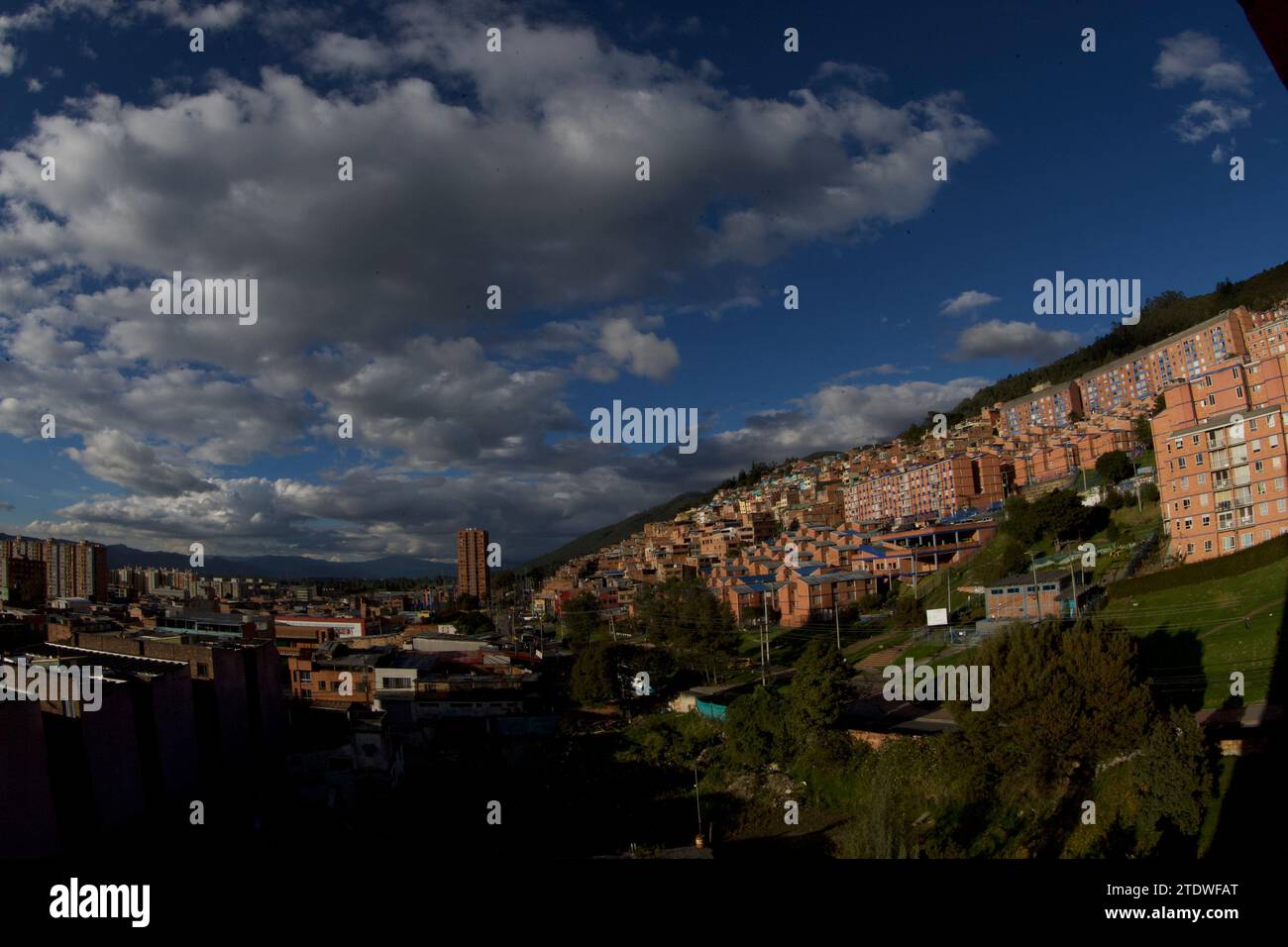 BOGOTA-COLOMBIA-11-12-2023. Certaines maisons en briques et des appartements sont vus dans un quartier au nord. Photo : Jose Bula Banque D'Images