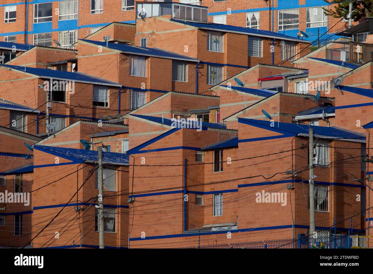 BOGOTA-COLOMBIA-11-12-2023. Certaines maisons en briques et des appartements sont vus dans un quartier au nord. Photo : Jose Bula Banque D'Images