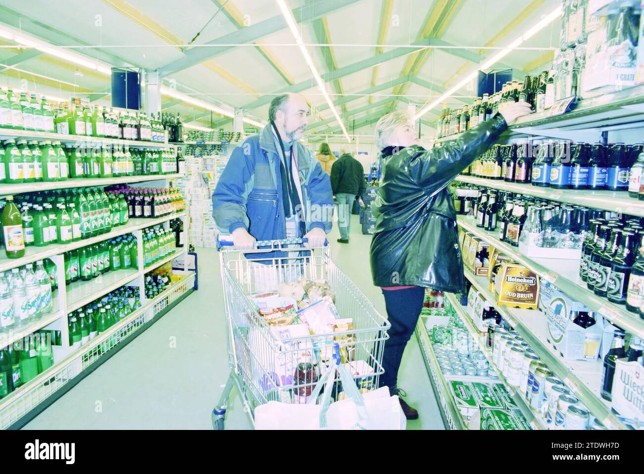 République tchèque shopping AH, 05-12-1995, Whizgle nouvelles du passé, sur mesure pour l'avenir. Explorez les récits historiques, l'image de l'agence néerlandaise avec une perspective moderne, comblant le fossé entre les événements d'hier et les perspectives de demain. Un voyage intemporel façonnant les histoires qui façonnent notre avenir Banque D'Images