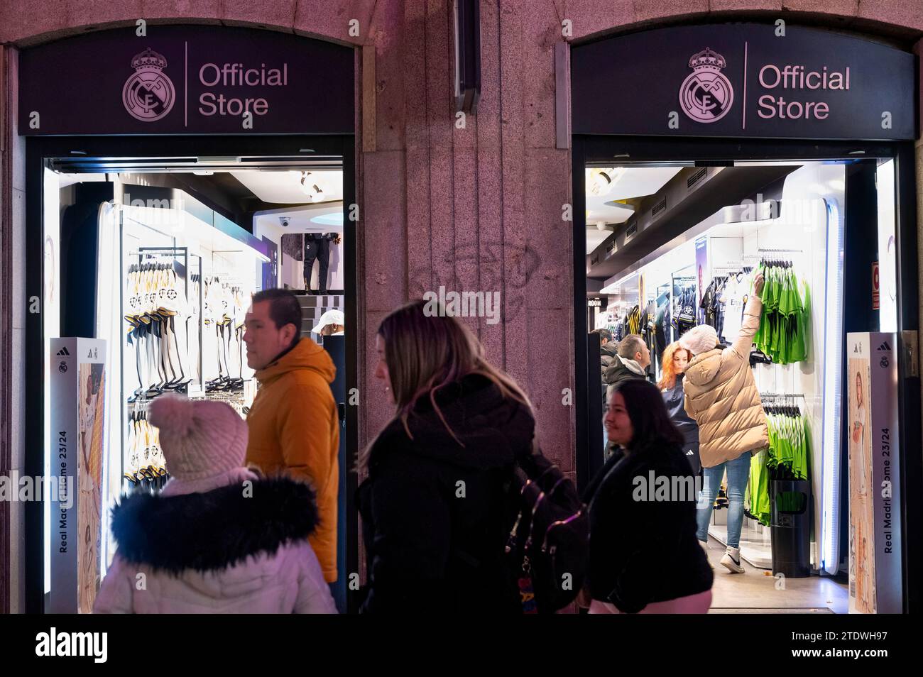 Madrid, Espagne. 19 décembre 2023. Les piétons sont vus à l'équipe espagnole de football professionnel Real Madrid Club magasin et logo de la marque officielle de vêtements de sport à Madrid. Crédit : SOPA Images Limited/Alamy Live News Banque D'Images