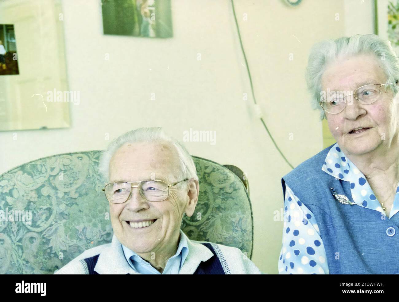 Family de Zwart, Haarlem, pays-Bas, 05-05-2002, Whizgle News from the Past, taillé pour l'avenir. Explorez les récits historiques, l'image de l'agence néerlandaise avec une perspective moderne, comblant le fossé entre les événements d'hier et les perspectives de demain. Un voyage intemporel façonnant les histoires qui façonnent notre avenir Banque D'Images