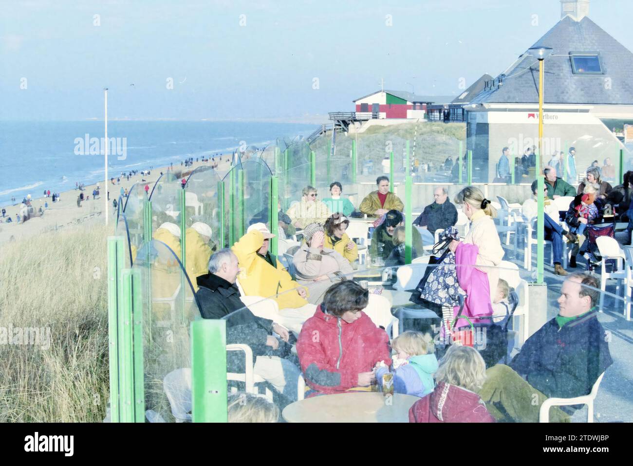 Foules sur les terrasses, Bloemendaal, Bloemendaal, 10-01-1998, Whizgle nouvelles du passé, adaptées à l'avenir. Explorez les récits historiques, l'image de l'agence néerlandaise avec une perspective moderne, comblant le fossé entre les événements d'hier et les perspectives de demain. Un voyage intemporel façonnant les histoires qui façonnent notre avenir Banque D'Images