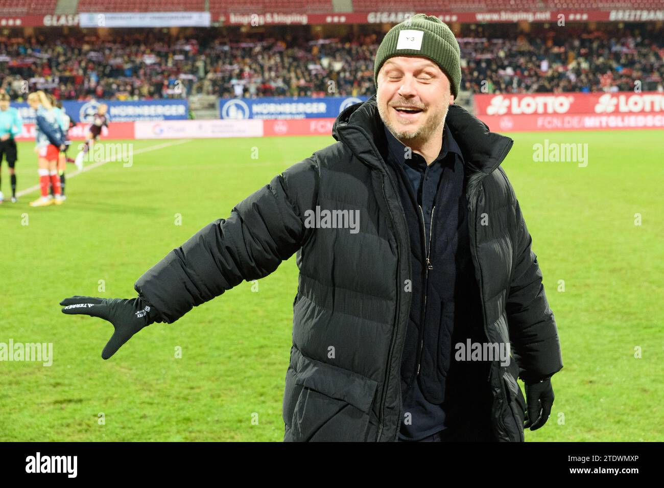 Nuremberg, Allemagne. 17 décembre 2023. Nuremberg, Allemagne, le 17 décembre 2023 : entraîneur principal Alexander Straus (FC Bayern Munich) avant le match Google Pixel Frauen-Bundesliga entre 1. FC Nuremberg et FC Bayern Munich au Max-Morlock-Stadium, Nuremberg, Allemagne. (Sven Beyrich/SPP) crédit : SPP Sport Press photo. /Alamy Live News Banque D'Images