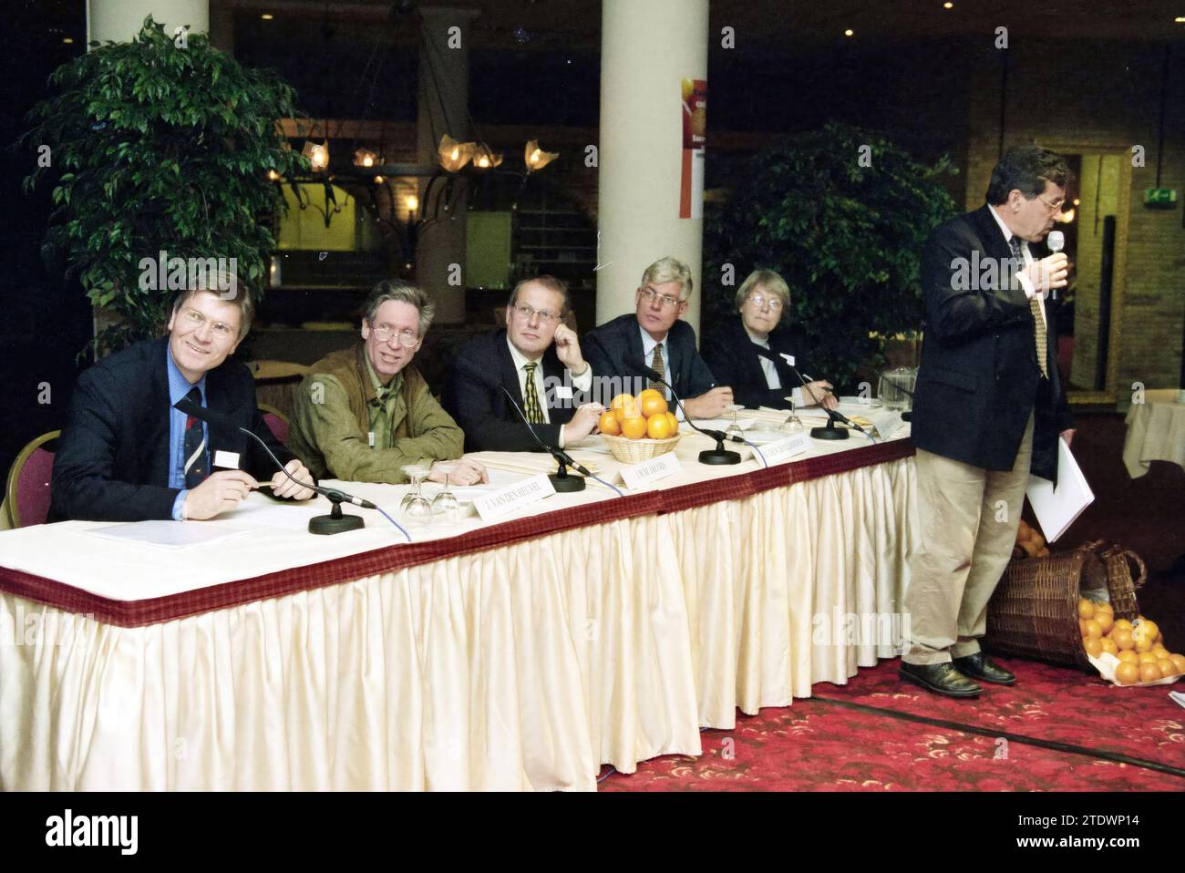 Table ronde ZK Haarlem, Haarlem, pays-Bas, 10-11-1999, Whizgle News from the Past, taillé pour l'avenir. Explorez les récits historiques, l'image de l'agence néerlandaise avec une perspective moderne, comblant le fossé entre les événements d'hier et les perspectives de demain. Un voyage intemporel façonnant les histoires qui façonnent notre avenir Banque D'Images