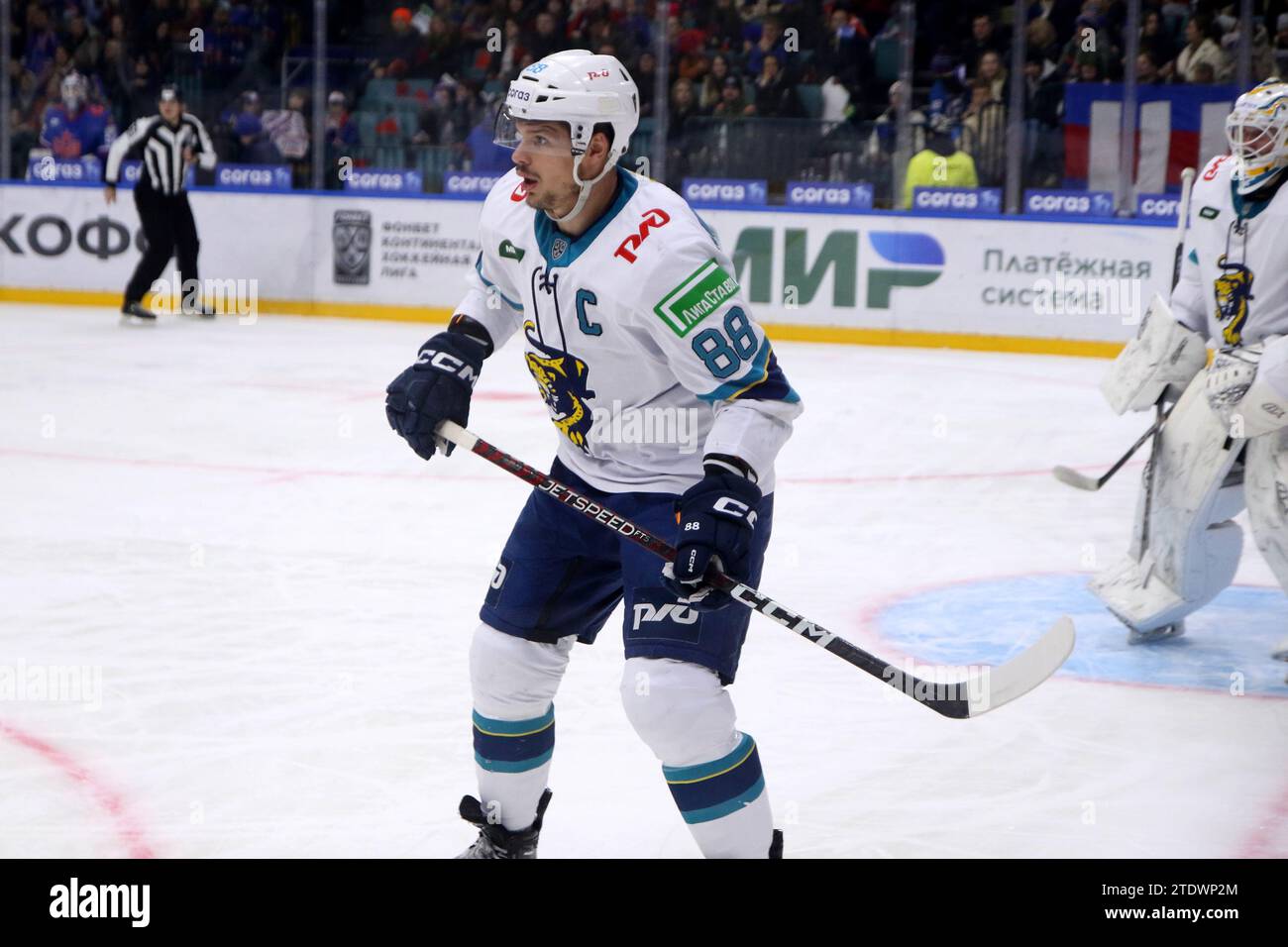 Saint-Pétersbourg, Russie. 19 décembre 2023. Joueur du club de hockey de Sotchi, Gleb Koryagin (88) vu en action lors de la Ligue de hockey Kontinental, saison régulière KHL 2023 - 2024 entre SKA Saint-Pétersbourg et Sotchi au Palais des sports de glace. Score final ; SKA Saint-Pétersbourg 7:2 Sotchi. Crédit : SOPA Images Limited/Alamy Live News Banque D'Images