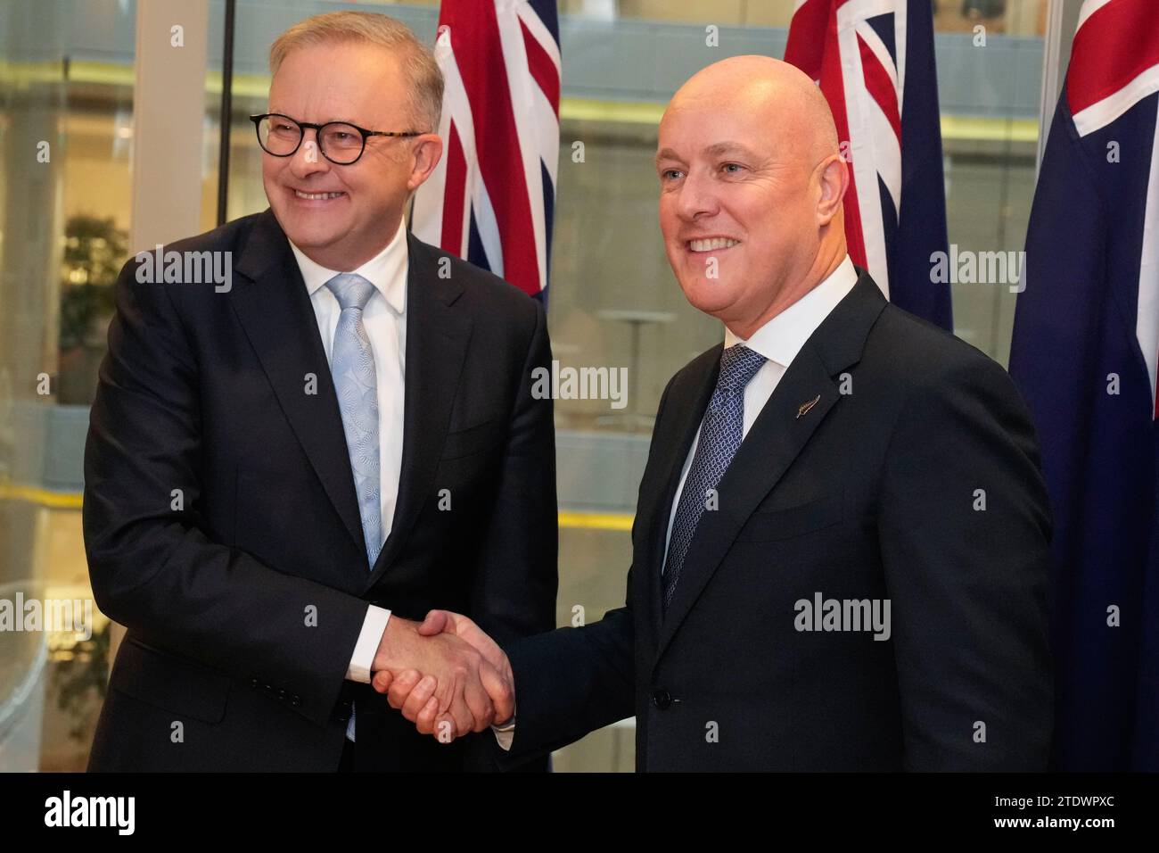Australian Prime Minister Anthony Albanese, left, greets New Zealand Prime Minister Christopher Luxon on his arrival to the Commonwealth Parliament Offices in Sydney, Australia, Wednesday, Dec. 20, 2023. The one day visit is Luxon's first official overseas visit as New Zealand Prime Minister. (AP Photo/Mark Baker) Banque D'Images