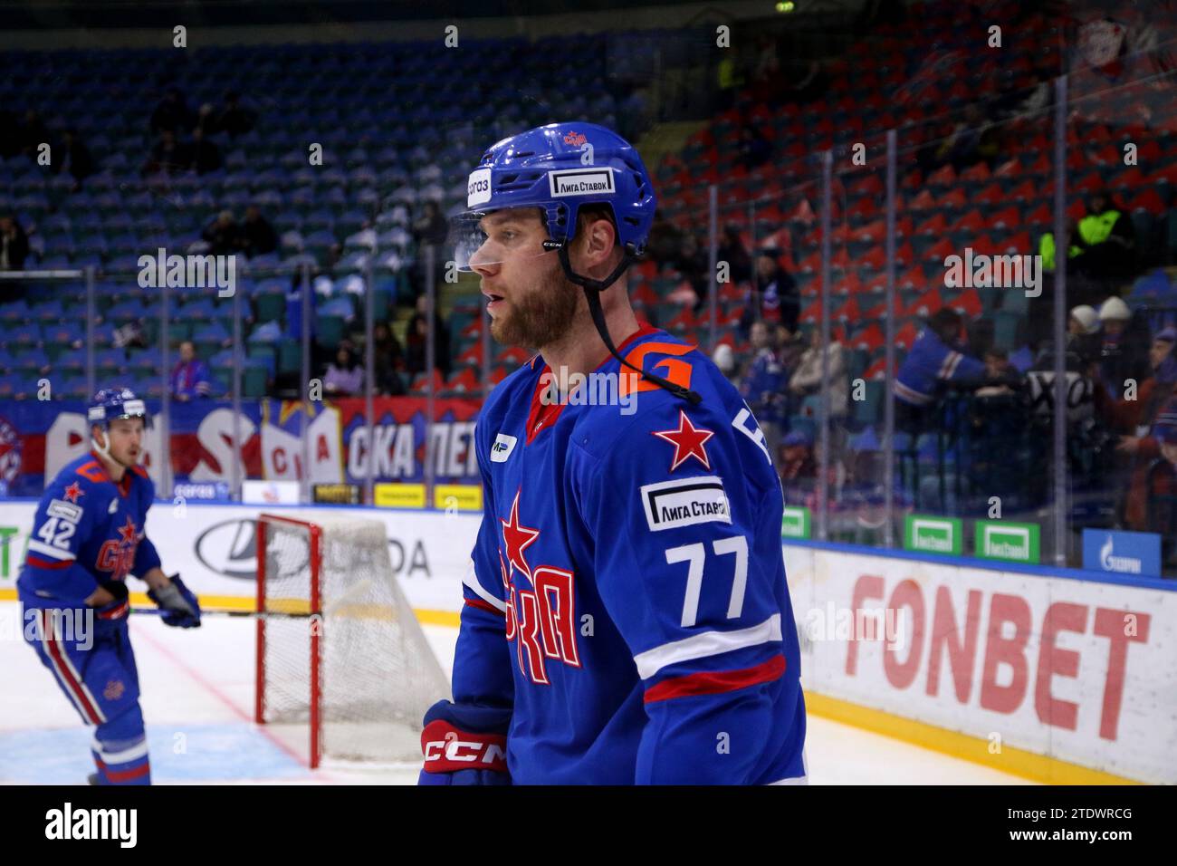 Saint-Pétersbourg, Russie. 19 décembre 2023. Stepan Falkovsky (77), joueur du club de hockey SKA, vu en action lors de la Ligue de hockey Kontinental, saison régulière KHL 2023 - 2024 entre SKA Saint-Pétersbourg et Sotchi au Palais des sports de glace. Score final ; SKA Saint-Pétersbourg 7:2 Sotchi. (Photo Maksim Konstantinov/SOPA Images/Sipa USA) crédit : SIPA USA/Alamy Live News Banque D'Images