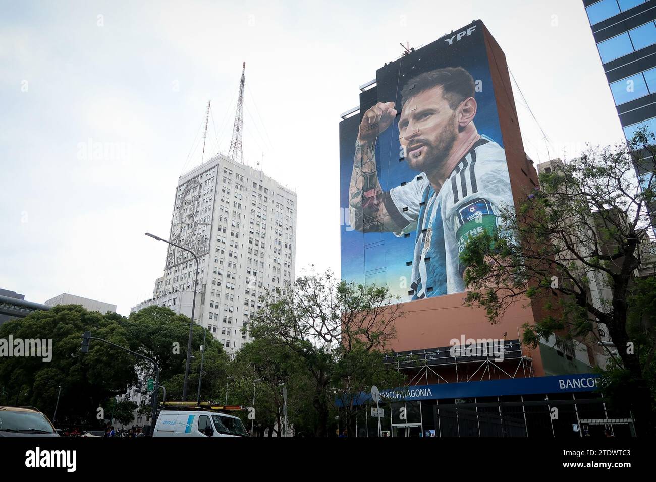 Une fresque de Lionel Messi est vue à l'occasion du premier anniversaire de l'obtention du trophée de champion de la coupe du monde Qatar 2022. Une fresque géante de Messi sur l'Avenida 9 de Julio. La murale est un hommage au champion du monde Lionel Messi sur l'obtention du trophée de champion du monde dans la coupe du monde 2022 au Qatar, réalisé par le muraliste Martín Ron, il est situé dans le centre de la ville de Buenos Aires. Banque D'Images