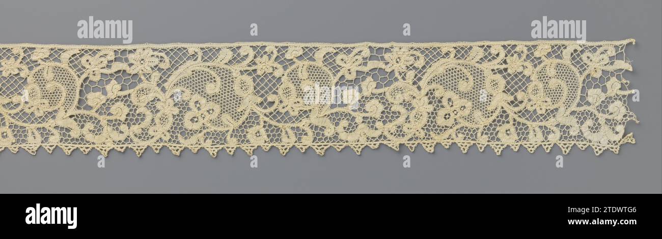 Bobine de bande avec volutes, anonyme, c. 1910 - c. 1930 bobine de couleur naturelle de bande, éventuellement guipure flamande. Motif symétrique avec volutes dont les fleurs à trois, quatre et cinq feuilles jaillissent. Plusieurs barres tressées de barres avec des picots autour des motifs. Un nid d'abeille atterrit dans les motifs. Le dessus est fini avec un bord droit. Le fond est fini avec des triangles construits à partir d'arcs. Belgique canette lacet / dentelle guipure flamande bande canette de couleur naturelle, éventuellement guipure flamande. Motif symétrique avec volutes dont les fleurs à trois, quatre et cinq feuilles jaillissent. Plusieurs barres tressées o Banque D'Images