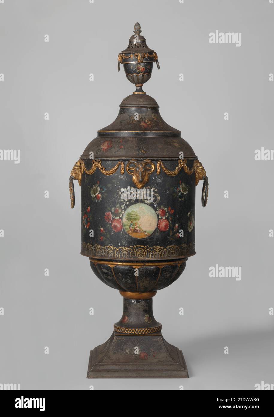 Couvercle de thé laqué -mer avec des fleurs décorées, anonyme, c. 1775 - c. 1850 la boîte de couvercle tombe juste sur le bord du seau et devient plus étroite, d'abord plein -rond, puis rond creux. Une forme de vase est placée sur le couvercle comme un bouton, qui ressemble à une version plus petite du thé -mer. Plaque de fer blanc des pays-Bas. Peinture (revêtement) la boîte de couvercle tombe juste sur le bord du seau et devient plus étroite, d'abord plein-rond, puis rond creux. Une forme de vase est placée sur le couvercle comme un bouton, qui ressemble à une version plus petite du thé -mer. Plaque de fer blanc des pays-Bas. peintures (revêtements) Banque D'Images