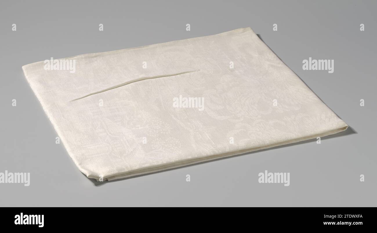 Nappe avec le meurtre de l'enfant à Bethléem et le vol vers l'Egypte, Quirijn Jansz. Damast (possible), c. 1600 - c. 1624 nappe de Linnamast avec le meurtre des enfants à Bethléem et le vol vers l'Egypte. Milieu de terrain : le motif symétrique montre quatre scènes de bas en haut. 1 le vol vers l'Egypte (sections). AS 4. 2 le meurtre d'enfants à Bethléem. Au milieu et la tête-dessus, une femme aux mains levées, un enfant tué à quatre pieds. Des deux côtés, deux soldats avec des épées, dont l'un attaque une femme assise avec un enfant, et l'autre attrape une femme en fuite dans les cheveux. Au-dessus d'elle une maison W Banque D'Images