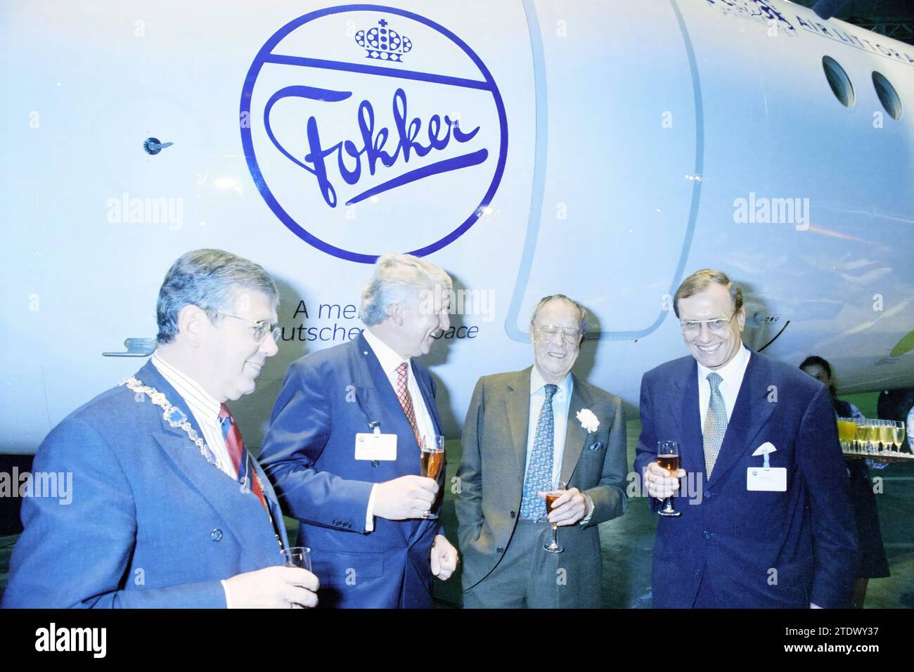 Fokker, 75 ans. Fokker 70, 27-09-1994, Whizgle nouvelles du passé, adaptées à l'avenir. Explorez les récits historiques, l'image de l'agence néerlandaise avec une perspective moderne, comblant le fossé entre les événements d'hier et les perspectives de demain. Un voyage intemporel façonnant les histoires qui façonnent notre avenir Banque D'Images