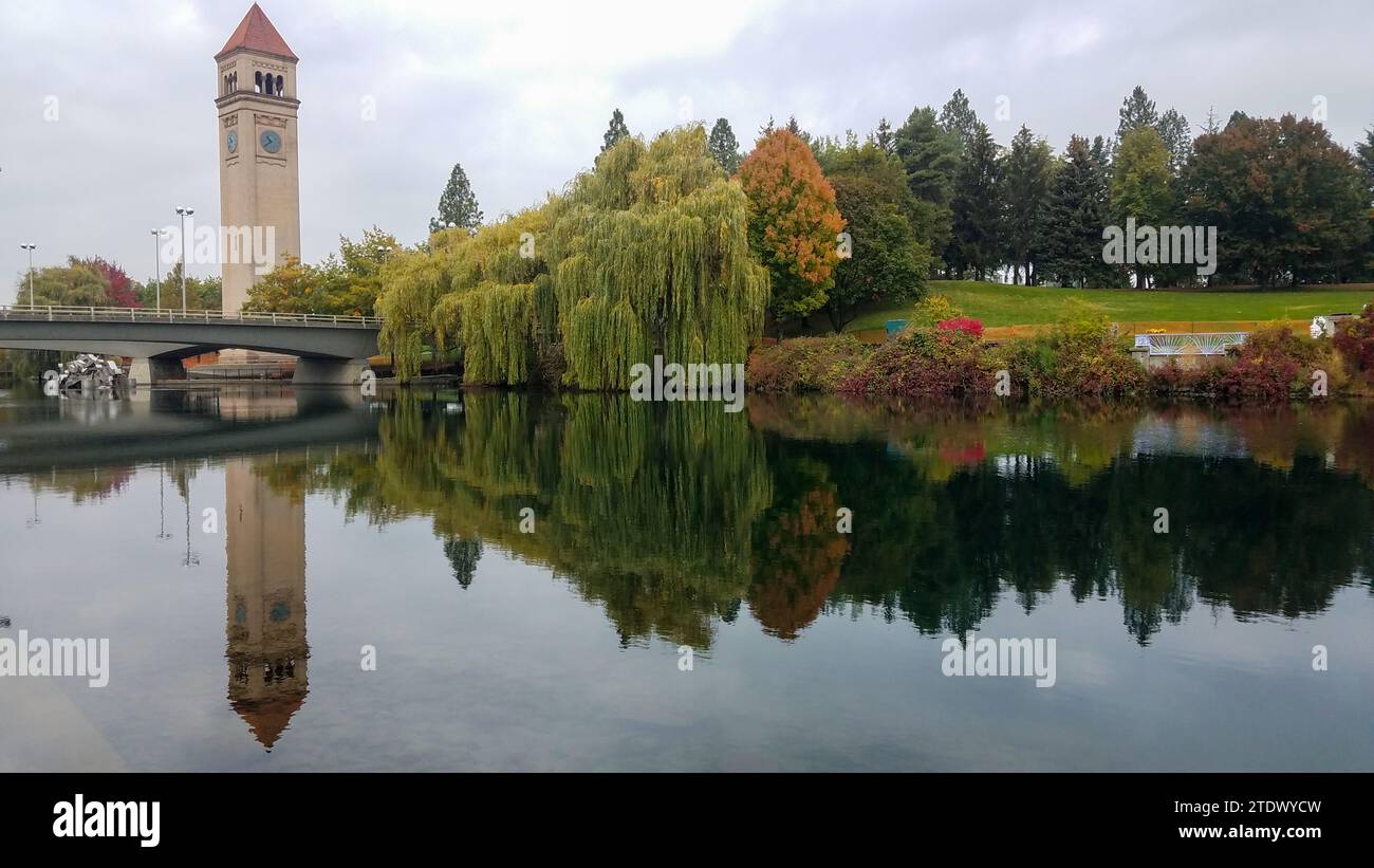 Riverfront à Spokane en automne avec horloge au loin Banque D'Images