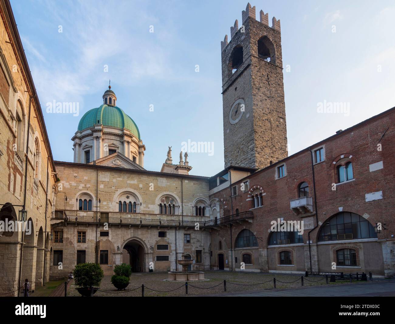 Brescia : Palazzo Broletto (siège de la province et de la préfecture de Brescia), Nouvelle cathédrale de Brescia, Lombardie, Lombardie, Italie Banque D'Images
