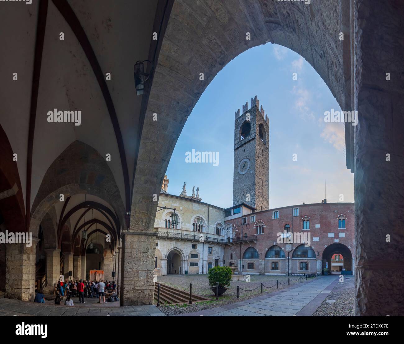 Brescia : Palazzo Broletto (siège de la province et de la préfecture de Brescia) à Brescia, Lombardie, Lombardie, Italie Banque D'Images