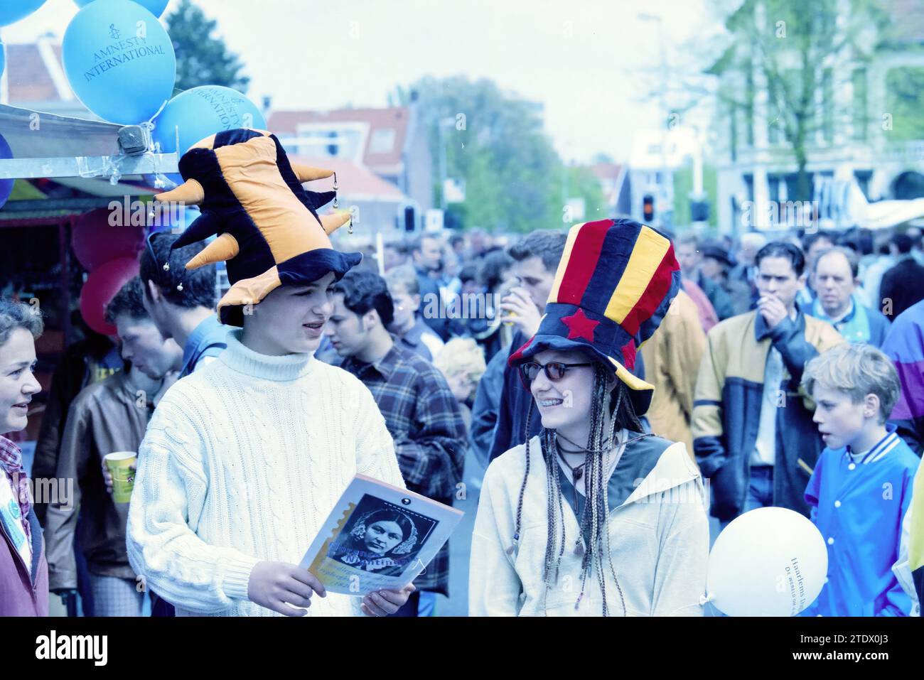 Diverses poupées de libération Haarlem, Haarlem, pays-Bas, 04-05-1998, Whizgle News from the Past, taillées sur mesure pour l'avenir. Explorez les récits historiques, l'image de l'agence néerlandaise avec une perspective moderne, comblant le fossé entre les événements d'hier et les perspectives de demain. Un voyage intemporel façonnant les histoires qui façonnent notre avenir Banque D'Images