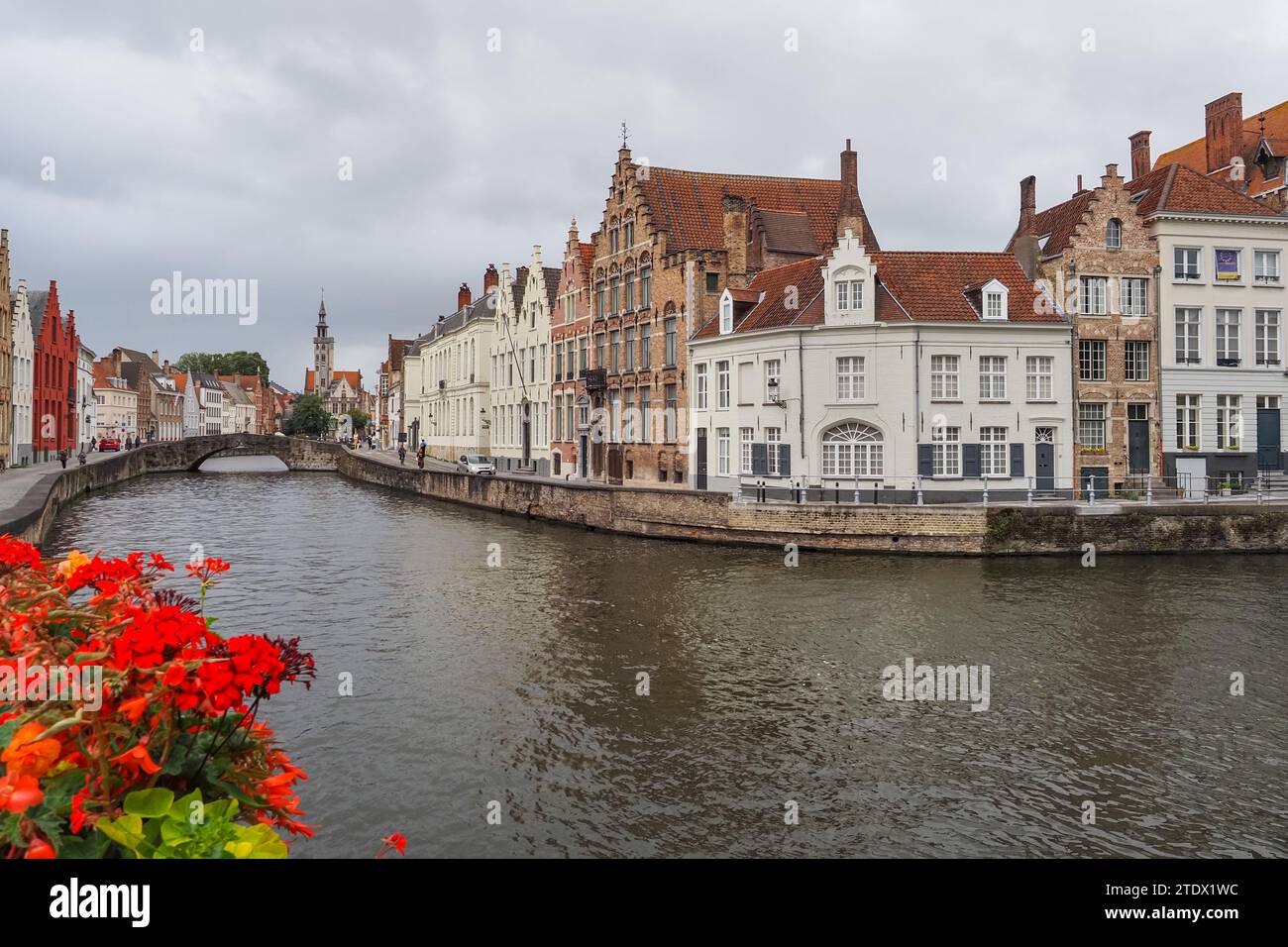 Bruges, Belgique. Rue Spiegelrei, vue sur le canal, bâtiments médiévaux les mieux conservés, vieux pont du Roi (Koningsbrug) vu du pont Strobrug. Banque D'Images