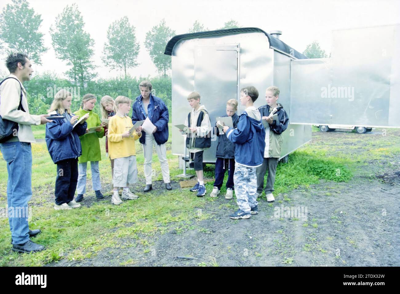 Les jeunes font une chasse au Trésor, Whizgle News from the Past, conçue pour l’avenir. Explorez les récits historiques, l'image de l'agence néerlandaise avec une perspective moderne, comblant le fossé entre les événements d'hier et les perspectives de demain. Un voyage intemporel façonnant les histoires qui façonnent notre avenir Banque D'Images