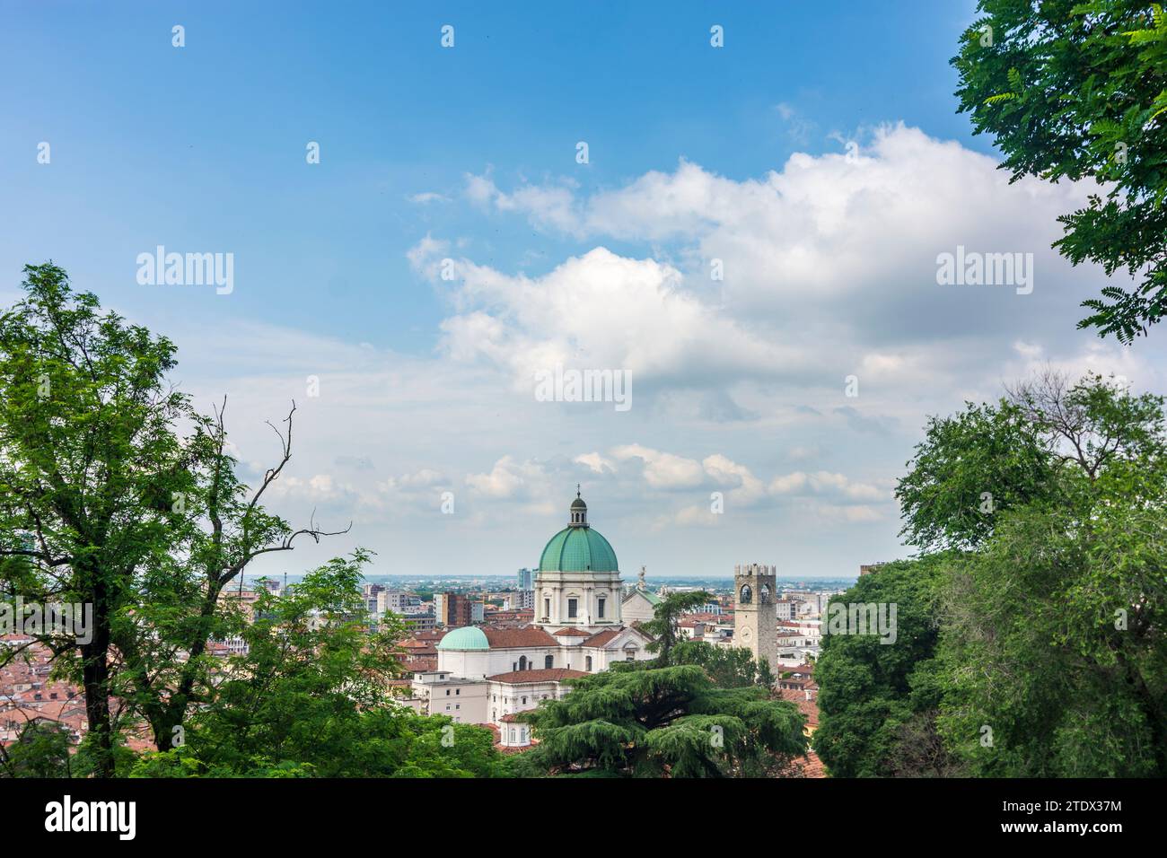 Brescia : Palazzo Broletto (siège de la province et de la préfecture de Brescia), Nouvelle cathédrale de Brescia, Lombardie, Lombardie, Italie Banque D'Images