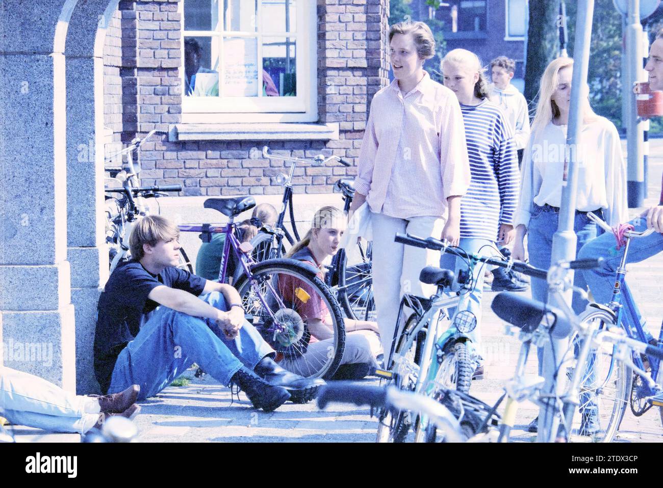 Terrasses ensoleillées Grote Markt Haarlem à l'automne, 14-09-1993, Whizgle nouvelles du passé, adaptées à l'avenir. Explorez les récits historiques, l'image de l'agence néerlandaise avec une perspective moderne, comblant le fossé entre les événements d'hier et les perspectives de demain. Un voyage intemporel façonnant les histoires qui façonnent notre avenir Banque D'Images