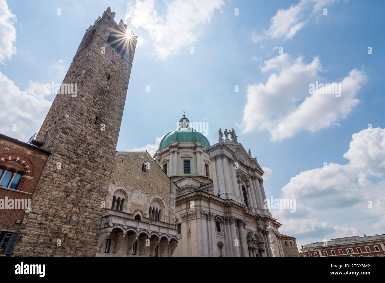 Brescia : Palazzo Broletto (siège de la province et de la préfecture de Brescia), Nouvelle cathédrale de Brescia, Lombardie, Lombardie, Italie Banque D'Images