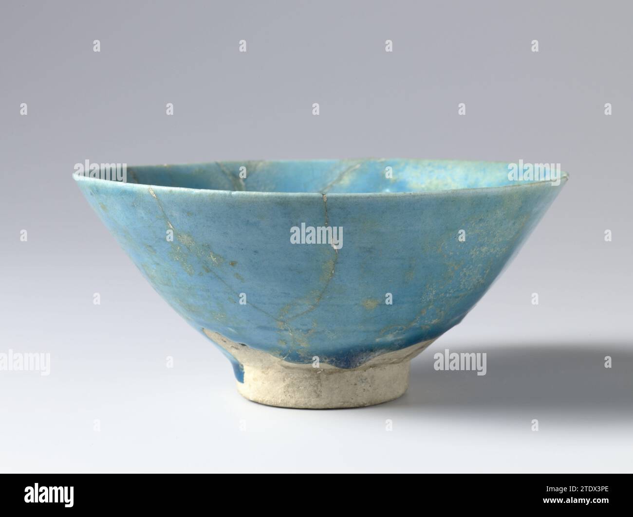 Bol avec un glaçage turquoise en sprays de fleurs stylisés, anonyme, c. 1175 - c. 1224 proviennent de Kwartsfritgoed avec un laze monochrome turquoise alcaledlaze et trois brèches à l'intérieur, branches de fleurs stylisées. Faïence iranienne. Gravure de glaçure / vitrification proviennent de Kwartsfritgoed avec un alcaledlaze turquoise monochrome et trois brèches à l'intérieur, des branches de fleurs stylisées. Faïence iranienne. gravure de glaçure / vitrification Banque D'Images