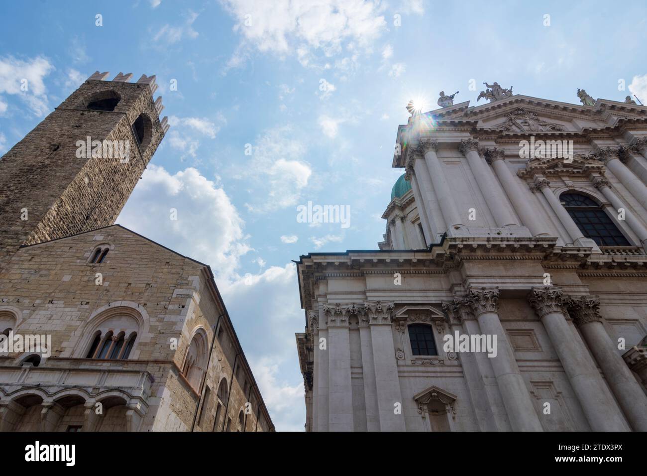 Brescia : Palazzo Broletto (siège de la province et de la préfecture de Brescia), Nouvelle cathédrale de Brescia, Lombardie, Lombardie, Italie Banque D'Images