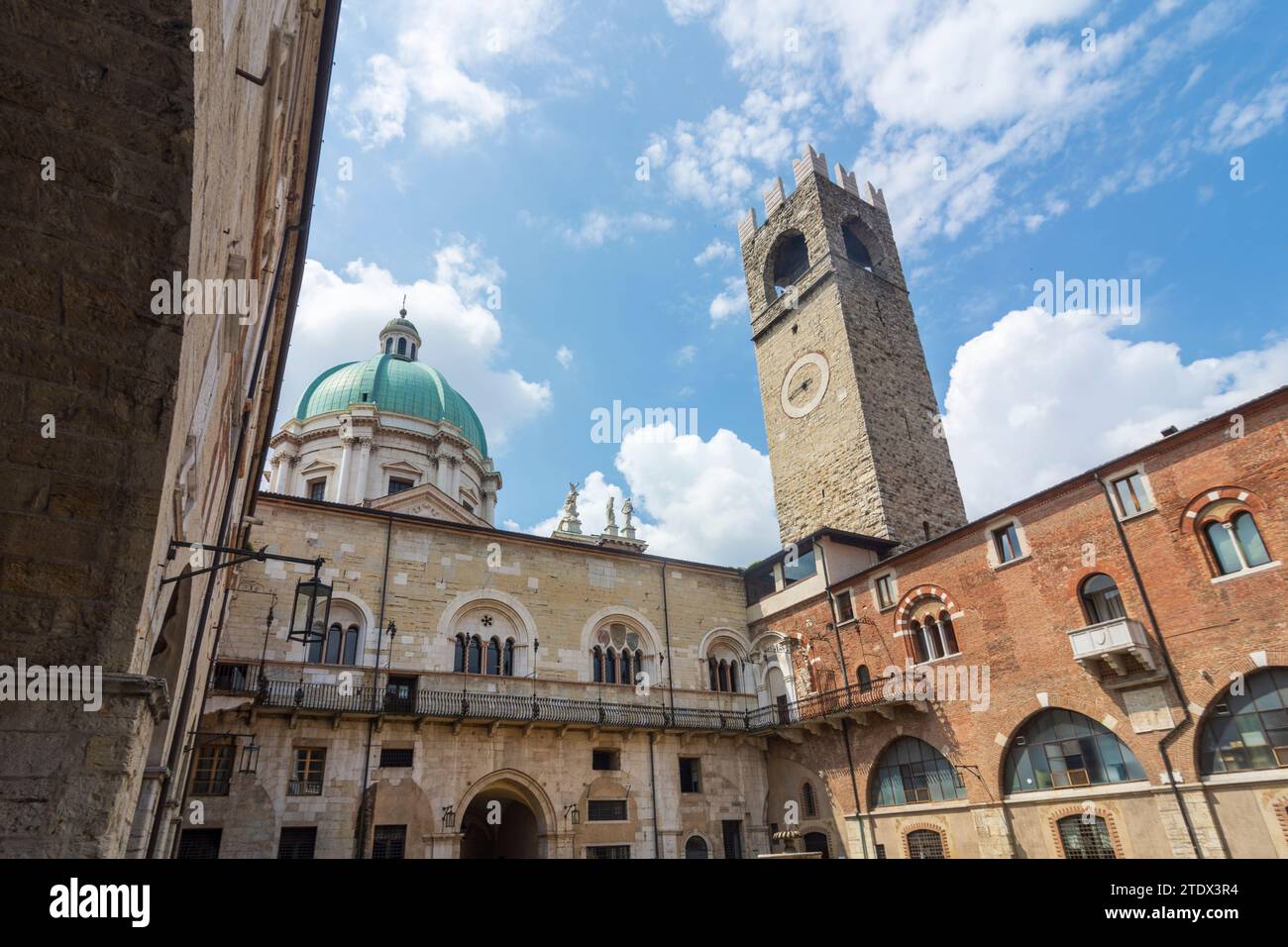 Brescia : Palazzo Broletto (siège de la province et de la préfecture de Brescia), Nouvelle cathédrale de Brescia, Lombardie, Lombardie, Italie Banque D'Images