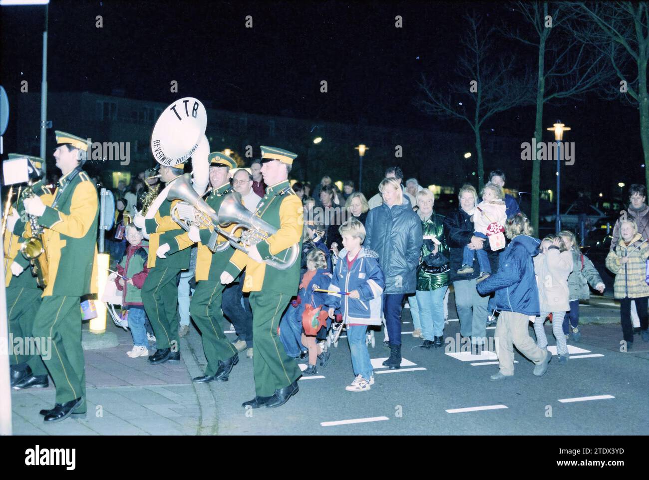 Défilé de Sint Maarten à Velserbroek, Velserbroek, 10-11-1999, Whizgle nouvelles du passé, adaptées à l'avenir. Explorez les récits historiques, l'image de l'agence néerlandaise avec une perspective moderne, comblant le fossé entre les événements d'hier et les perspectives de demain. Un voyage intemporel façonnant les histoires qui façonnent notre avenir Banque D'Images