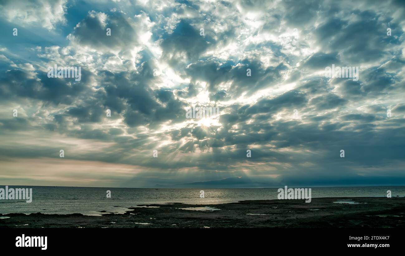 Le lever du soleil sur Gili Island ressemble à une étendue de plages et de rochers coralliens avec des nuages spectaculaires Banque D'Images
