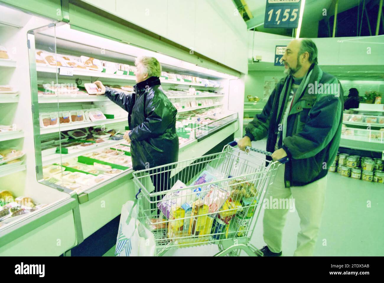 République tchèque shopping AH, 05-12-1995, Whizgle nouvelles du passé, sur mesure pour l'avenir. Explorez les récits historiques, l'image de l'agence néerlandaise avec une perspective moderne, comblant le fossé entre les événements d'hier et les perspectives de demain. Un voyage intemporel façonnant les histoires qui façonnent notre avenir. Banque D'Images