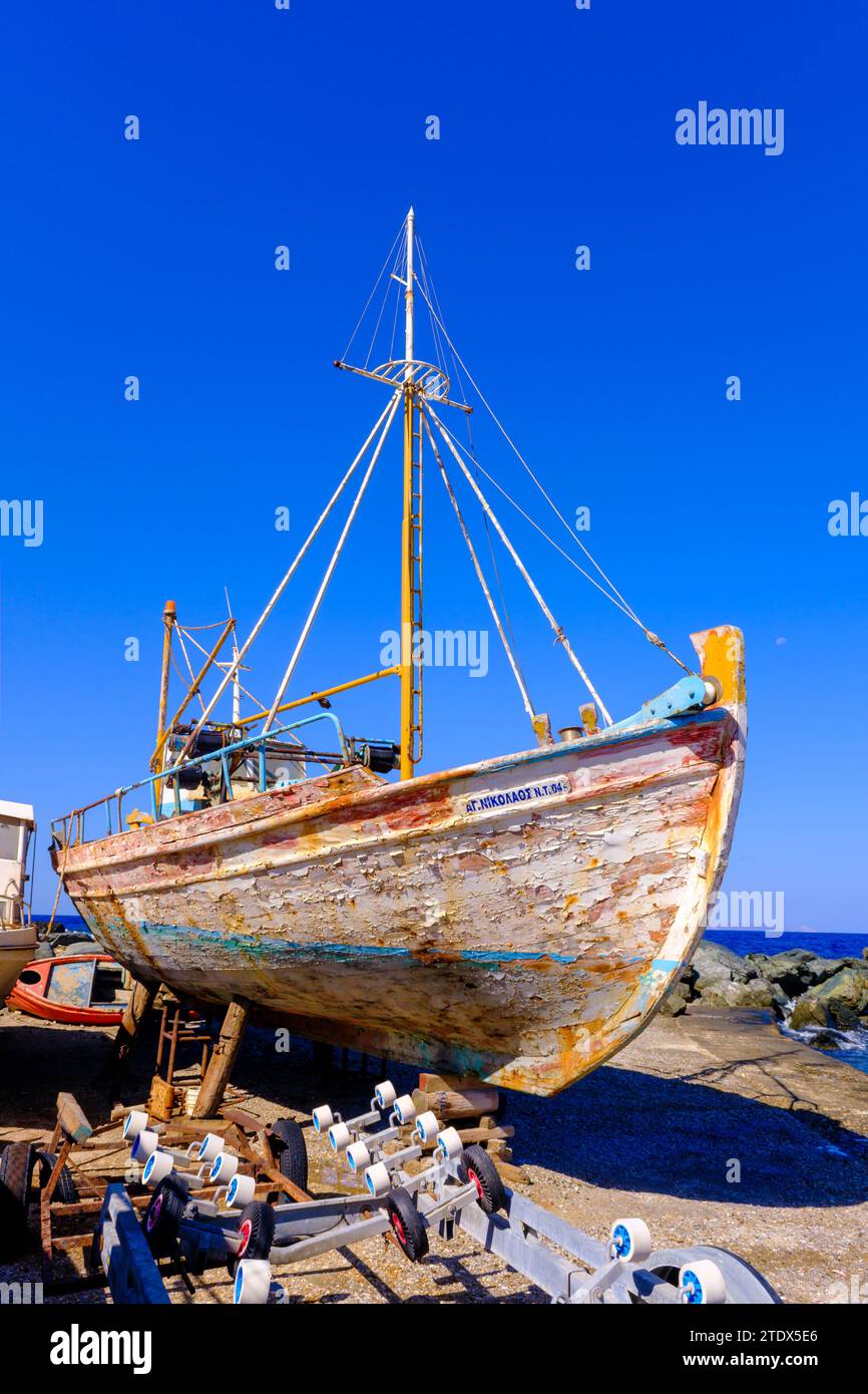 Tinos, GR - 6 août 2023 : ancien bateau de pêche au chantier naval Banque D'Images