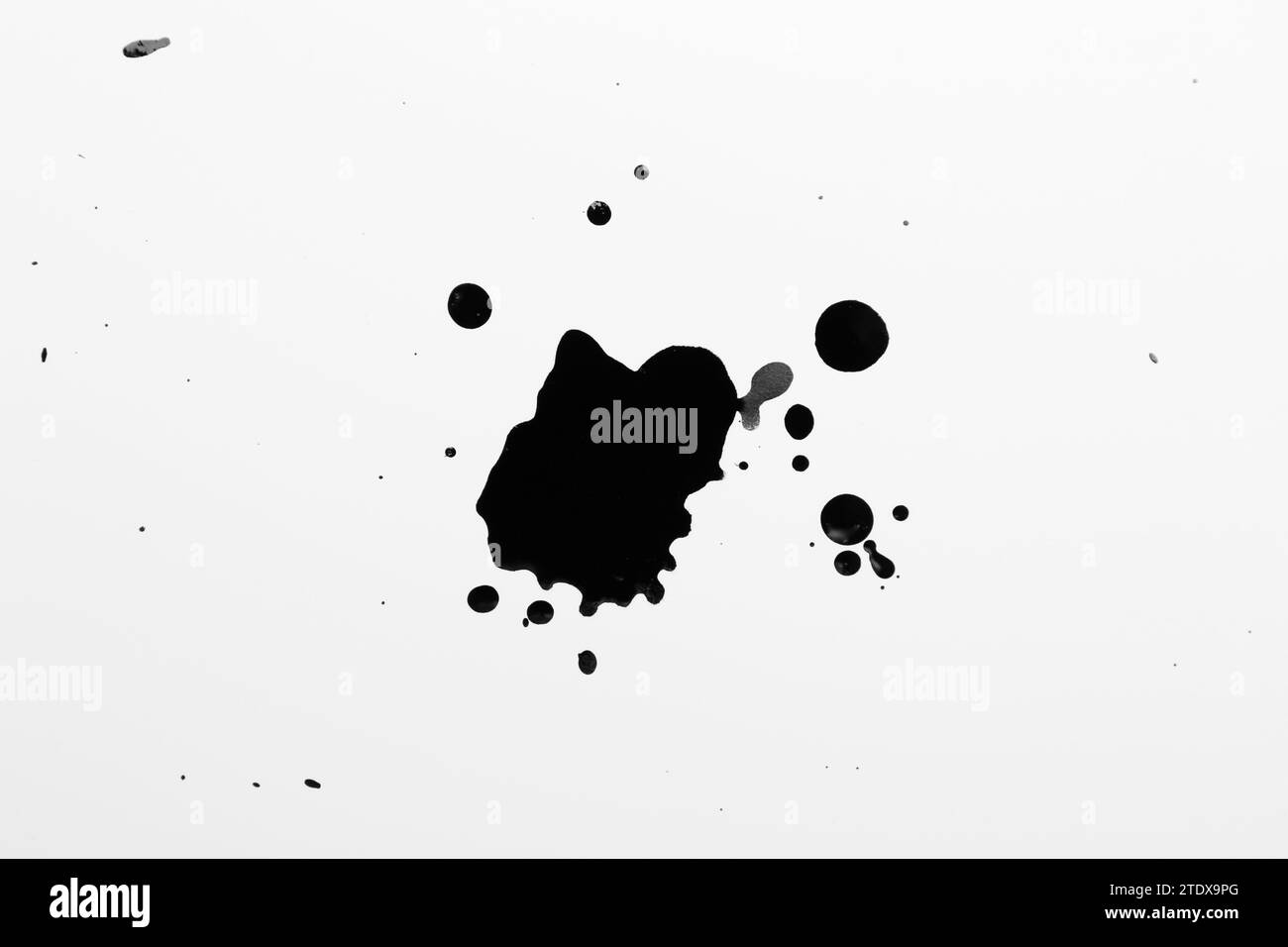 Taches d'encre noire sur fond blanc, vue de dessus Banque D'Images