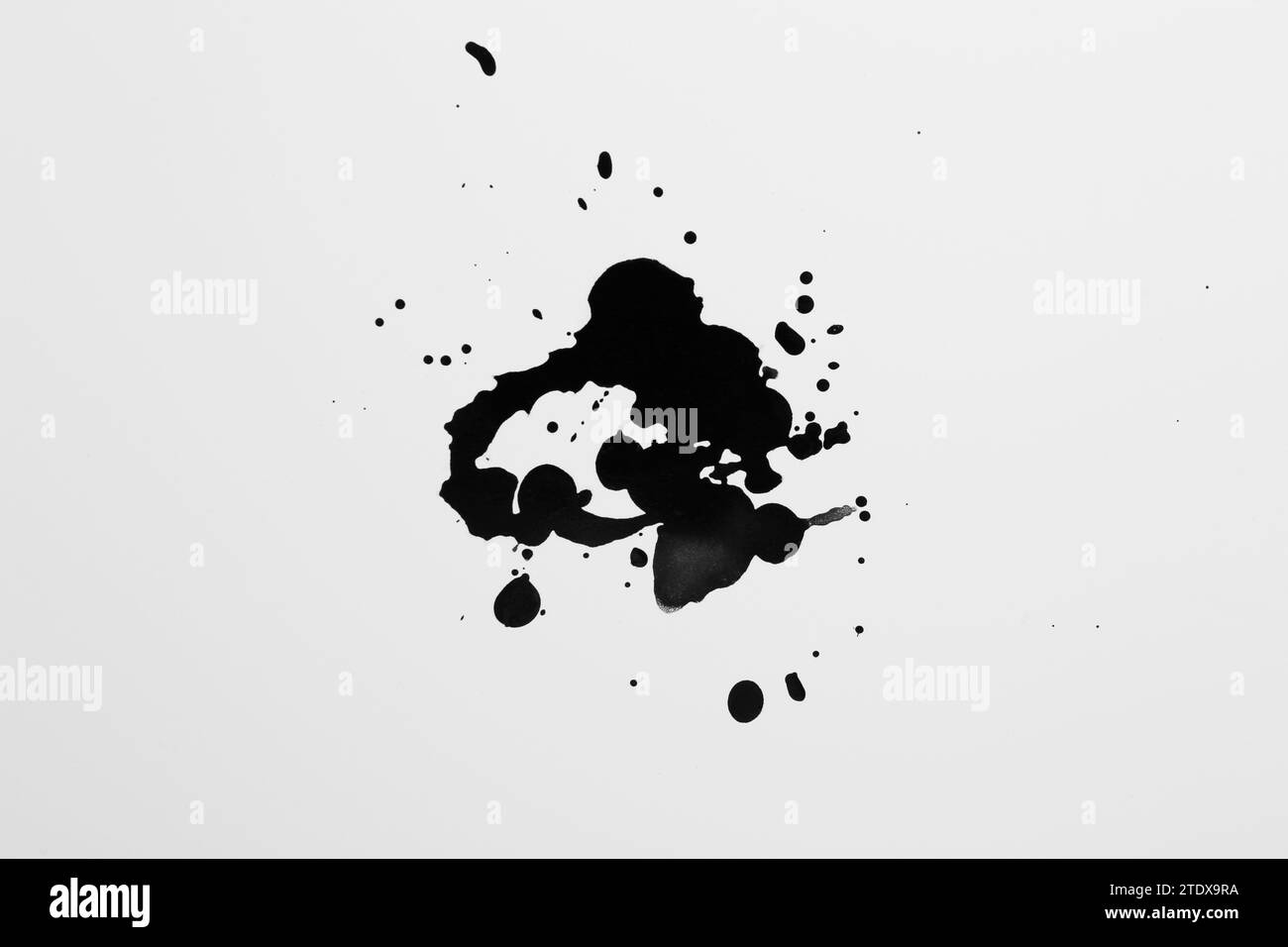 Taches d'encre noire sur fond blanc, vue de dessus Banque D'Images