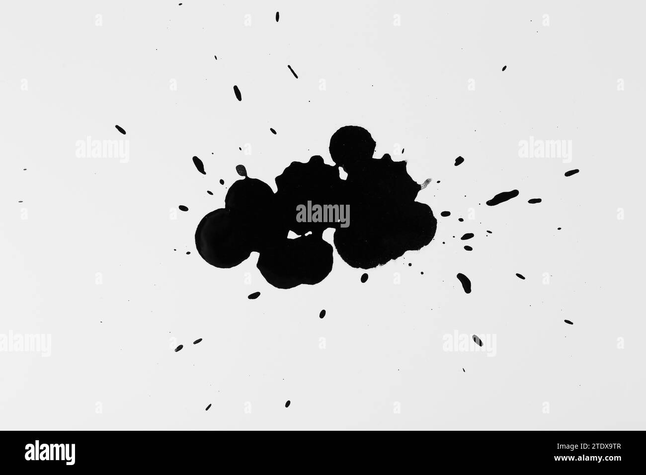 Taches d'encre noire sur fond blanc, vue de dessus Banque D'Images