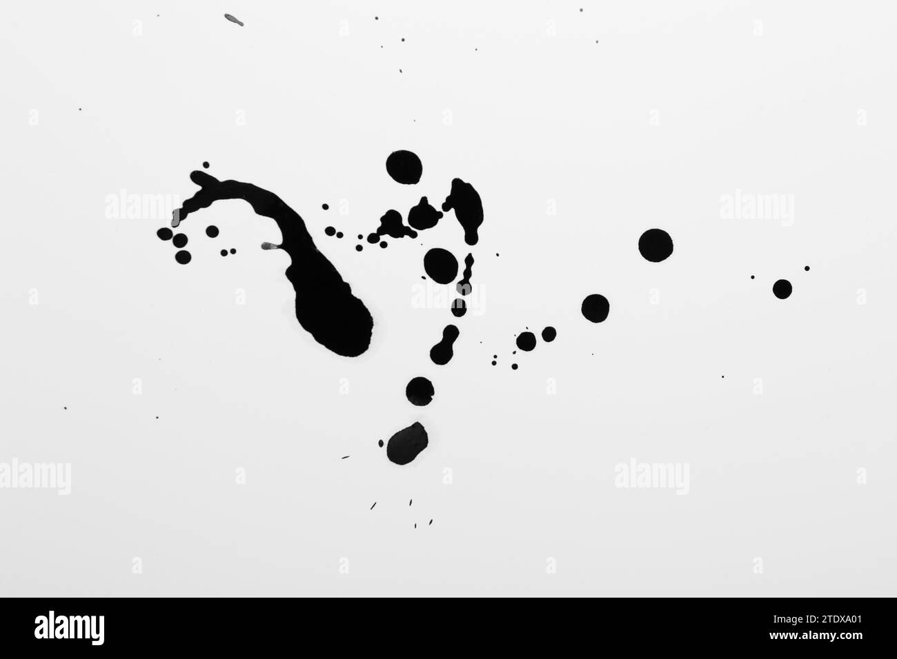 Taches d'encre noire sur fond blanc, vue de dessus Banque D'Images