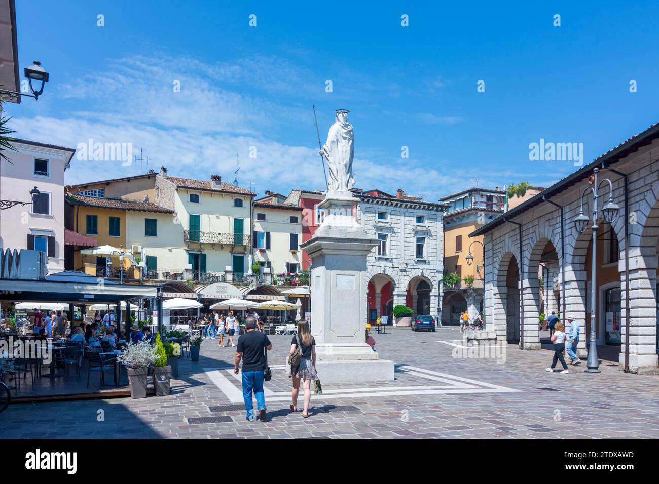 Desenzano del Garda : Vieille ville, sqaure Piazza Malvezzi à Brescia, Lombardie, Lombardie, Italie Banque D'Images