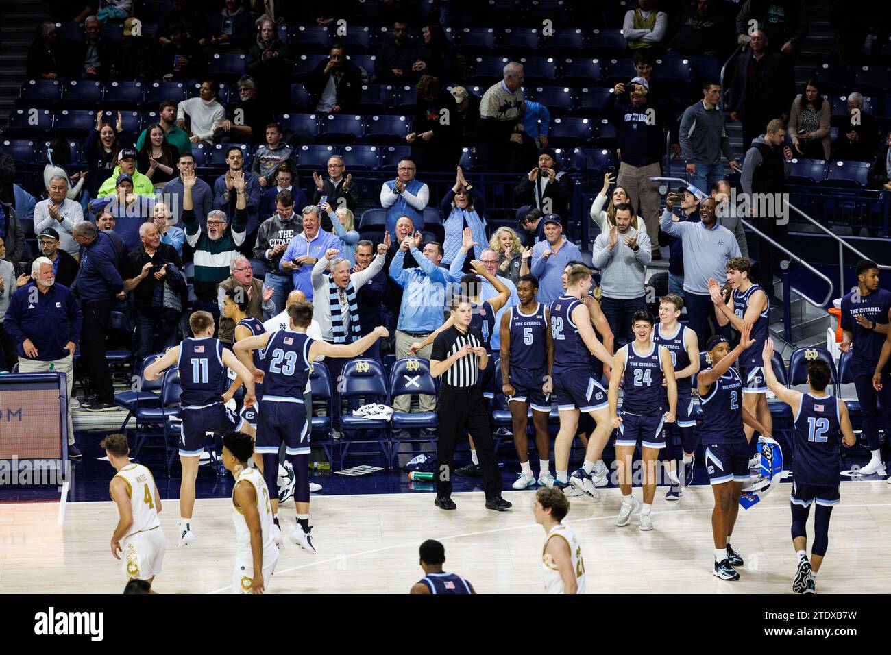 South Bend, Indiana, États-Unis. 19 décembre 2023. Les joueurs et supporters de Citadel réagissent après une partie de basket-ball de la NCAA entre les Bulldogs de Citadel et les Irish de notre Dame au Purcell Pavilion au Joyce Center à South Bend, Indiana. John Mersits/CSM/Alamy Live News Banque D'Images