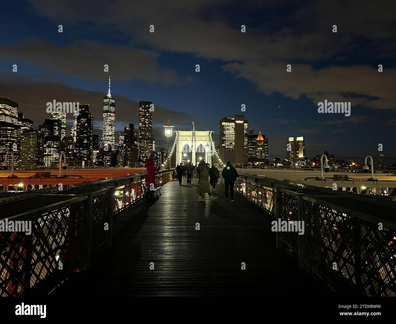 New York, États-Unis. 19 décembre, 2023.Illuminated Brooklyn Bridge colonnes sont vues pendant la saison des fêtes à New York. Crédit : Ryan Rahman/Alamy Live News Banque D'Images