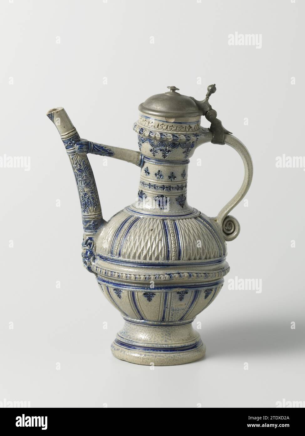 Cruche jaillie avec une tête de lion, sculpture de copeaux et rouleaux floraux, anonyme, c. 1591 - c. 1600 boîte de grès sur base haute avec un corps sphérique et un col étroit. L'oreille en forme de C est fixée au cou et à l'épaule. Profils sur le cou, le ventre et le pied. De l'abdomen un long bec légèrement plié, relié au cou par un pont. Une tête de lion imprimée et imposée en relief en relief en relief. Le bec verseur est décoré en relief avec des feuilles de vignes, la date '1591' et un Saterkop. Le ventre est divisé en cours d'entrée, séparés au milieu par un profil. La partie inférieure avec un stam Banque D'Images