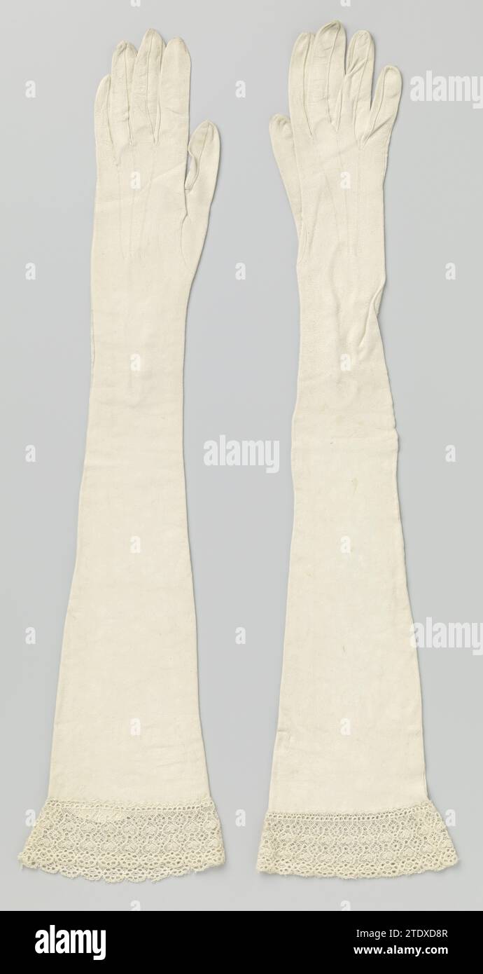 Gant droit en cuir chamois blanc avec bord de dentelle, gant de mariage, anonyme, c. 1890 - c. 1910 gant droit, gant de mariée, en cuir chamois blanc. Modèle long avec bord de dentelle décoré avec Margrit et motif de travail de feuille. Fendu à l'intérieur avec trois nœuds différents de nacre. Europe entière : Chamois (matériel animal). Bouton : nacre. Éteindre : gant droit, gant de mariée, en cuir chamois blanc. Modèle long avec bord de dentelle décoré avec Margrit et motif de travail de feuille. Fendu à l'intérieur avec trois nœuds différents de nacre. Europe entière : Chamois (Animal Banque D'Images