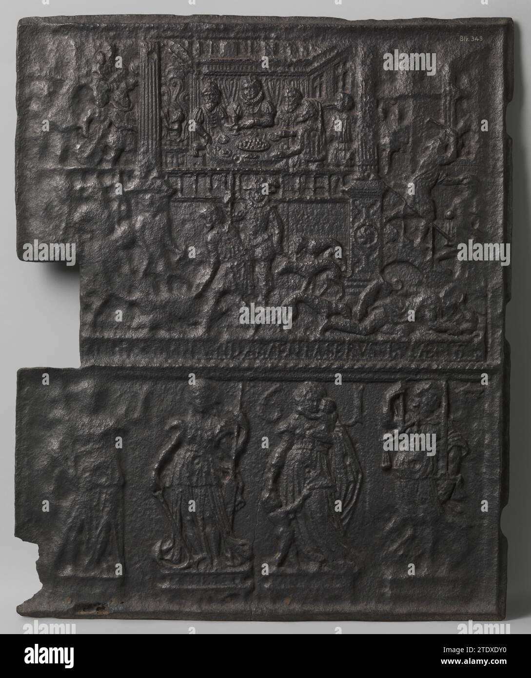 Plaque de poêle avec le riche et le pauvre homme, anonyme, en ou après 1615 - c. 1625 plaque de poêle en fonte, divisée en deux zones. Dans la zone supérieure, vous pouvez voir un banquet central avec un homme richement habillé entouré au milieu, entouré de quelques hommes. A gauche de la table, vous pouvez encore voir un homme en flammes, représentant l'enfer. La scène est fermée sur les côtés avec une colonne avec un escalier à côté de la colonne de droite, à partir de laquelle une personne court. Au premier plan se trouvent un soldat, quatre chiens, dont deux léchent le Lazare couché sur le sol, et quelques combattants. Dans la zone inférieure, quatre Banque D'Images