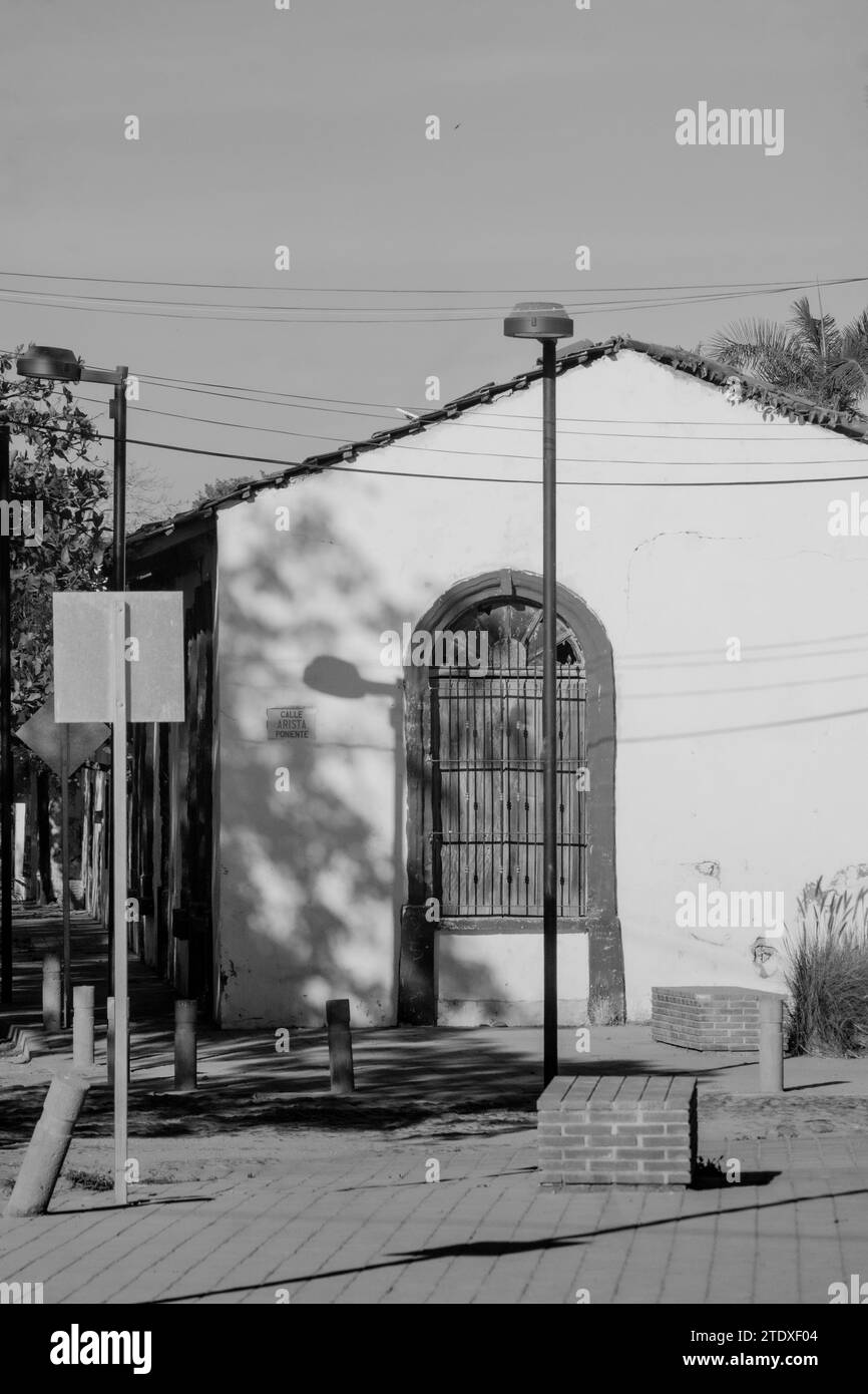 Charme mexicain traditionnel à Nayarit, beauté architecturale avec arches gracieuses au milieu d'une végétation tropicale luxuriante. Banque D'Images Charme mexicain traditionnel à Nayarit, beauté architecturale avec arches gracieuses au milieu d'une végétation tropicale luxuriante. Banque D'Images