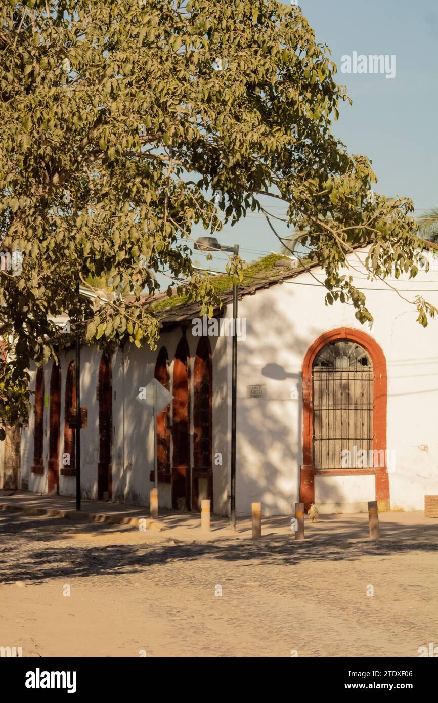 Charme mexicain traditionnel à Nayarit, beauté architecturale avec arches gracieuses au milieu d'une végétation tropicale luxuriante. Banque D'Images Charme mexicain traditionnel à Nayarit, beauté architecturale avec arches gracieuses au milieu d'une végétation tropicale luxuriante. Banque D'Images